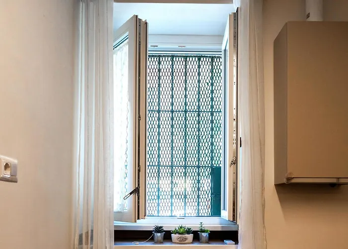 Bohemian Pigneto Rhome - 2 Bdr 2 Bath Family Friendly Comfort & Elegance - Colosseum At 4 Metro Stops - Secure & Vibrant Area, Pigneto Metro & Historic Car Free Island At 10 Min Walk - Easy Access To Termini, La Sapienza, Policlinico Umberto I *