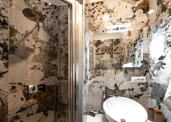 Bohemian Pigneto Rhome - 2 Bdr 2 Bath Family Friendly Comfort & Elegance - Colosseum At 4 Metro Stops - Secure & Vibrant Area, Pigneto Metro & Historic Car Free Island At 10 Min Walk - Easy Access To Termini, La Sapienza, Policlinico Umberto I *