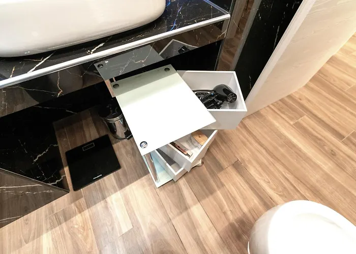Bohemian Pigneto Rhome - 2 Bdr 2 Bath Family Friendly Comfort & Elegance - Colosseum At 4 Metro Stops - Secure & Vibrant Area, Pigneto Metro & Historic Car Free Island At 10 Min Walk - Easy Access To Termini, La Sapienza, Policlinico Umberto I