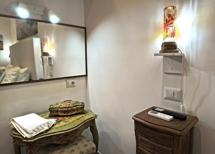 Bohemian Pigneto Rhome - 2 Bdr 2 Bath Family Friendly Comfort & Elegance - Colosseum At 4 Metro Stops - Secure & Vibrant Area, Pigneto Metro & Historic Car Free Island At 10 Min Walk - Easy Access To Termini, La Sapienza, Policlinico Umberto I
