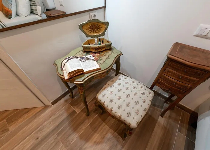 Bohemian Pigneto Rhome - 2 Bdr 2 Bath Family Friendly Comfort & Elegance - Colosseum At 4 Metro Stops - Secure & Vibrant Area, Pigneto Metro & Historic Car Free Island At 10 Min Walk - Easy Access To Termini, La Sapienza, Policlinico Umberto I