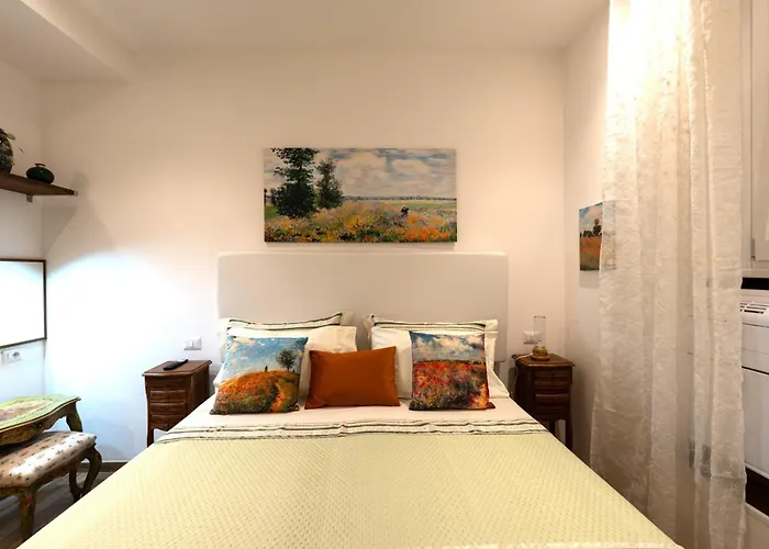 Bohemian Pigneto Rhome - 2 Bdr 2 Bath Family Friendly Comfort & Elegance - Colosseum At 4 Metro Stops - Secure & Vibrant Area, Pigneto Metro & Historic Car Free Island At 10 Min Walk - Easy Access To Termini, La Sapienza, Policlinico Umberto I *
